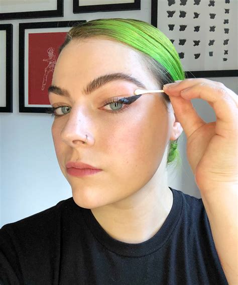 Learn the Basics of Half Moon Eyeliner to Create Striking Makeup Looks